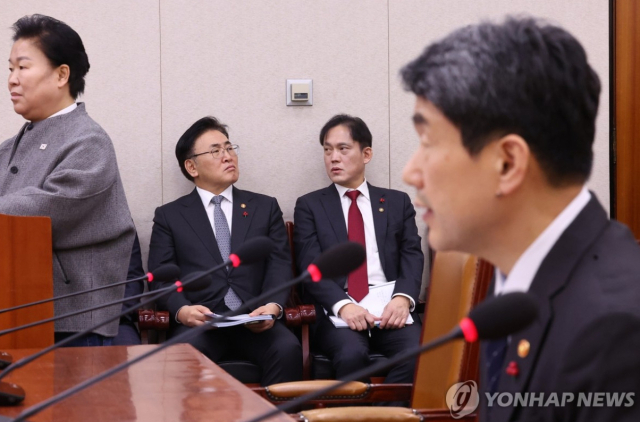 17일 국회에서 열린 법제사법위원회 전체회의에 참가한 유상임 과학기술정보통신부 장관(왼쪽 두 번째)과 김태규 방통위원장 직무대행. [ⓒ연합뉴스]