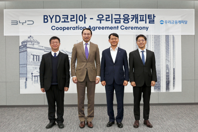 2024.12.11 (왼쪽부터)BYD Korea 딩하이미아오 대표, BYD 아시아태평양 영업사업부 류쉐량 총경리, 우리금융캐피탈 정연기 대표, BYD 승용부문 조인철 대표가 업무협약 체결 뒤 기념촬영을 하고 있다.ⓒ우리금융캐피탈