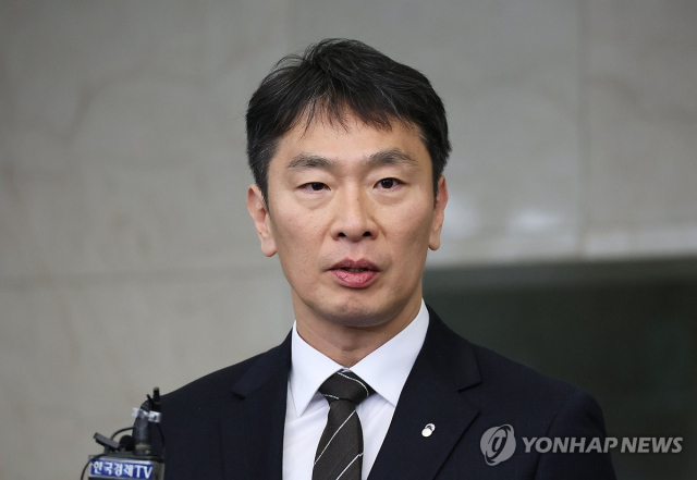 이복현 금융감독원장이 지난달 28일 오후 서울 중구 은행회관에서 은행지주 이사회 의장 간담회를 마친 뒤 백브리핑하고 있다. ⓒ연합뉴스