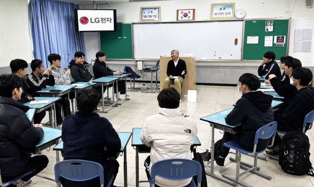 LG전자는 최근 '2024 LG전자 임직원이 찾아가는 진로 멘토링' 봉사활동을 성황리에 마무리했다. 사진은 지난 11월 LG전자 임직원들이 경남 창원의 창원기계공업고등학교 학생들과 진로 멘토링을 진행 중인 모습. [ⓒLG전자]