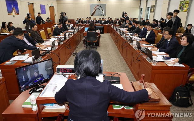 2일 오전 국회에서 열린 과학기술정보방송통신위원회 전체회의에서 더불어민주당 소속 최민희 위원장이 의사봉을 두드리고 있다.