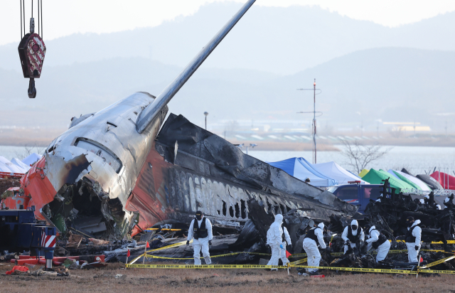 경찰 과학수사대가 31일 오후 전남 무안군 무안국제공항 제주항공 여객기 참사 현장에서 현장 조사를 진행하고 있다. 2024.12.31. [ⓒ 연합뉴스]