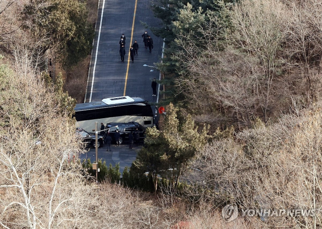 3일 서울 용산구 한남동 대통령 관저 경내 도로를 대통령 경호 인원들이 고위공직자범죄수사처의 윤석열 대통령 체포영장 집행을 차량으로 제지하고 있다. [ⓒ연합뉴스]