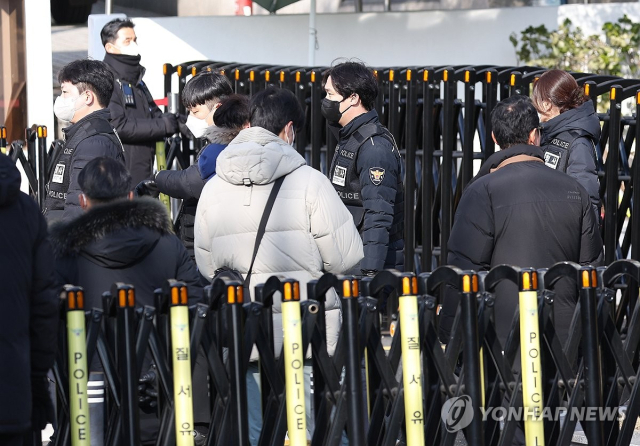 3일 서울 용산구 한남동 대통령 관저에 진입했던 경찰 병력이 나오고 있다.[ⓒ연합뉴스]