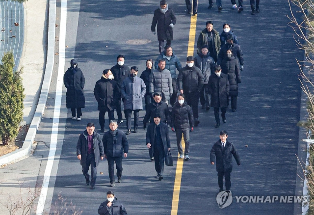 이대환 고위공직자범죄수사처 부장검사 등 수사관들이 3일 서울 용산구 한남동 윤석열 대통령 관저에서 체포 영장 집행에 실패한 뒤 관저에서 철수하고 있다.[ⓒ연합뉴스]