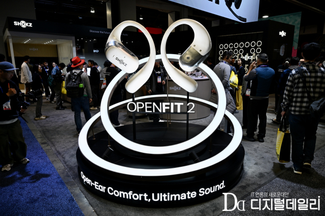 샥즈가 이번 CES 2025에서 처음 공개된 ‘오픈핏 2(OpenFit 2)’ 거대 모형