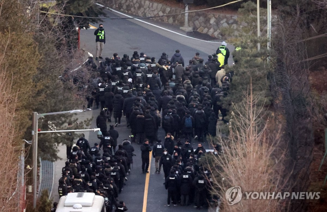 15일 용산구 한남동 대통령 관저에서 고위공직자범죄수사처(공수처)와 경찰이 경호처 저항 없이 윤석열 대통령에 대한 2차 체포영장 집행을 나서고 있다. 2025.1.15 [ⓒ 연합뉴스]