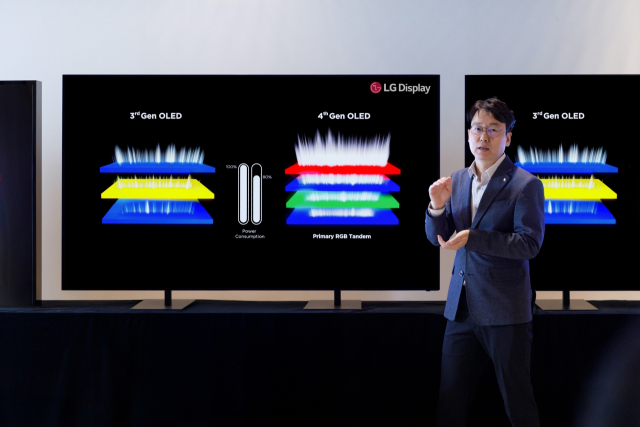 이진상 LG디스플레이 연구위원이 16일 마곡 LG사이언스파크에서 '4세대 OLED TV 패널'을 소개하고 있는 모습 [ⓒLG디스플레이]