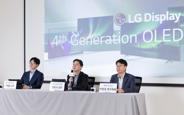 16일 마곡 LG사이언스파크에서 열린 'LG디스플레이 4세대 OLED 패널 기술 설명회'에서 강원석 대형 상품기획담당 상무(사진 가운데), 이태림 대형 제품개발1담당 상무(사진 좌측), 이진상 대형 PQ Task 연구위원(사진 우측)이 질의응답을 하고 있다. [ⓒLG디스플레이]