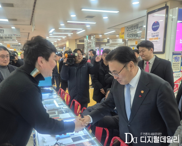 21일 유상임 과학기술정보통신부(이하 '과기정통부') 장관이 서울 강변테크노마트를 찾아 단통법 폐지에 대한 사업자들 의견을 직접 청취했다.