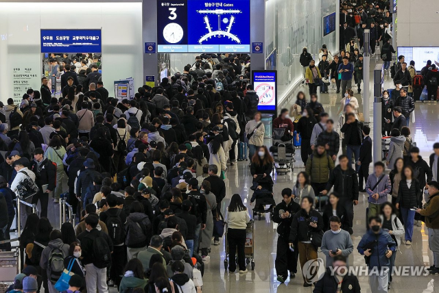 설 명절 연휴를 앞둔 22일 오전 인천국제공항 제1여객터미널 출국장에서 승객들이 보안 검색을 위해 줄을 서고 있다. 올해 설 연휴 기간 국내 공항을 통해 130만여명이 해외여행을 떠날 것으로 예상된다. 오는 24일부터 다음 달 2일까지 열흘간 하루 평균 출발 승객은 13만4천명으로, 작년 설 연휴 일평균(11만7천명)보다 13.8% 증가할 전망이다. 2025.1.22 [ⓒ 연합뉴스]