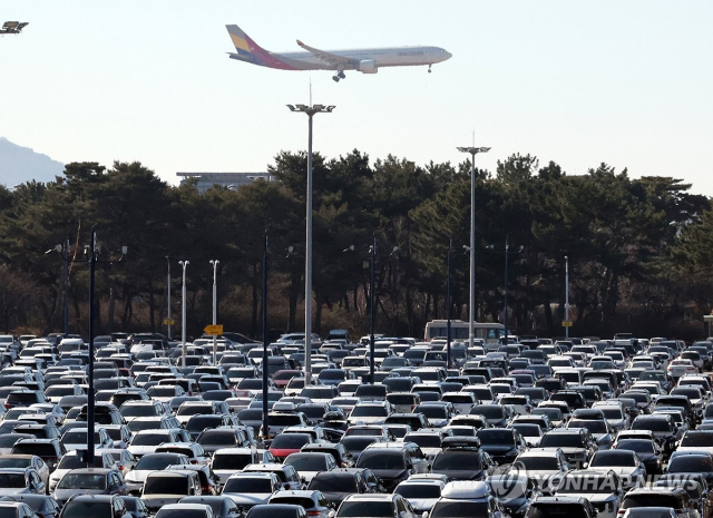 설 명절 연휴를 앞둔 23일 오후 인천국제공항 제1여객터미널 장기주차장이 이용객 차량으로 꽉 차 있다. 2025.1.23[ⓒ연합뉴스]