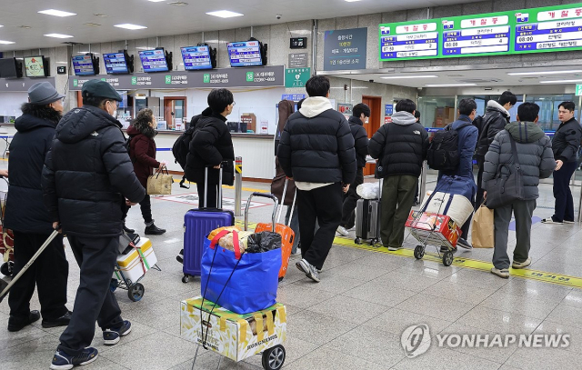 설 연휴를 하루 앞둔 24일 오전 인천 중구 인천항 연안여객터미널에서 귀성객들이 여객선에 승선하기 위해 이동하고 있다. 2025.1.24[ⓒ연합뉴스]