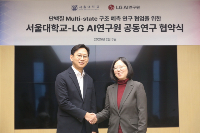 (왼쪽부터) 배경훈 LG AI연구원장과 백민경 서울대 생명과학부 교수 [ⓒLG]