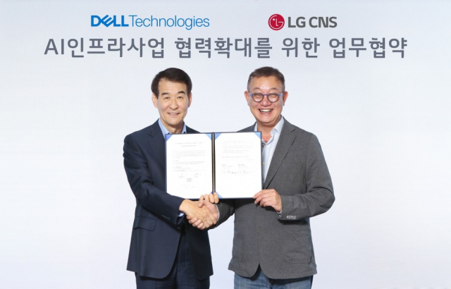 LG CNS 현신균 대표(오른쪽)와 한국 델 테크놀로지스 김경진 총괄사장이 업무협약식에서 기념촬영 하는 모습 [Ⓒ LG CNS]