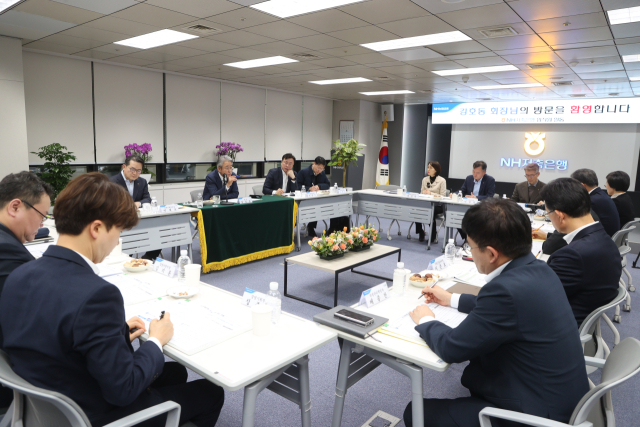 강호동 농협중앙회장이 NH농협저축은행을 방문해 임직원들과 간담회를 갖고 있다. ⓒ농협중앙회