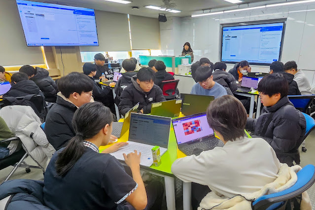 인천광역시 상인천중학교에서 교사 최정원 씨가 올해 겨울방학을 활용해학생들에게 AICE 주니어 자격증 취득을 위한 AI 수업을 진행하는 모습.