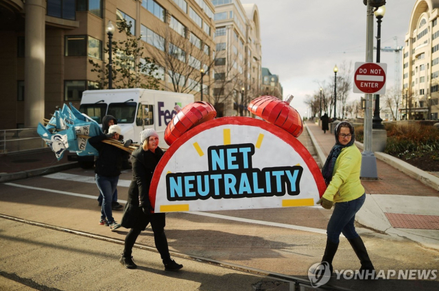 미국 워싱턴DC에서 시위대가 연방통신위원회(FCC)의 망 중립성 원칙 폐기에 항의하는 모습. [ⓒ AFP=연합뉴스]