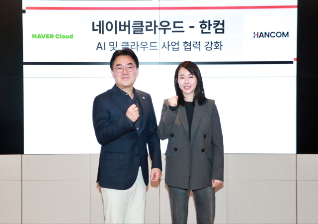 한컴 김연수 대표(오른쪽)와 네이버클라우드 임태건 전무(왼쪽)가 전략적 협력을 논의한 자리에서 기념사진을 촬영하고 있다. [ⓒ 한글과컴퓨터]