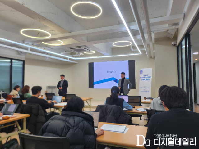 조대근 서강대학교 교수(왼쪽)과 신민수 교수가 기자들 질문에 답하고 있다.