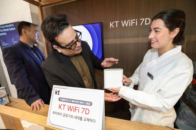 MWC25 KT 전시장에서 KT관계자들이 와이파이 공유기 'KT WiFi 7D‘를 소개하고 있다. [ⓒKT]