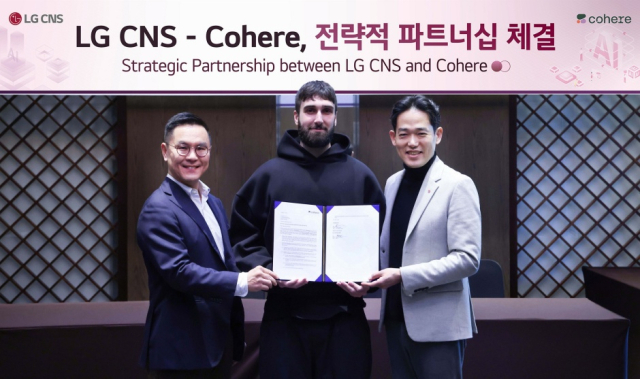 LG CNS 엔트루 컨설팅장 민세훈 전무(왼쪽), 코히어 CEO 에이단 고메즈(가운데), LG CNS AI센터장 진요한 상무(오른쪽)가 양사 전략적 파트너십 체결식에서 기념촬영을 하고 있는 모습 [Ⓒ LG CNS]