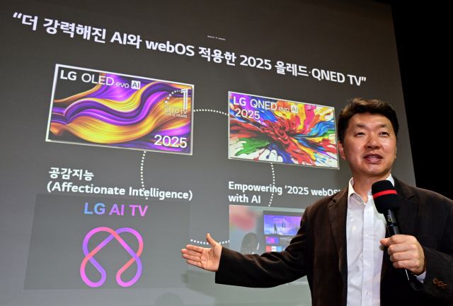 백선필 LG전자 TV상품기획담당이 2025 LG 올레드·QNED TV 신제품을 설명하고 있다. [ⓒLG전자]